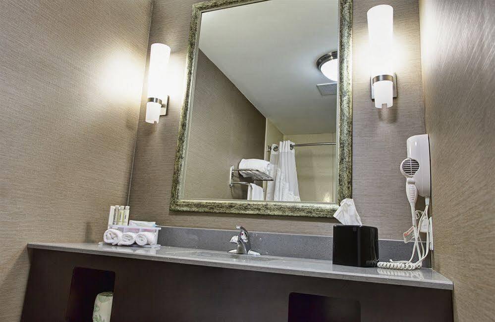Holiday Inn Express Sidney By Ihg Exteriör bild